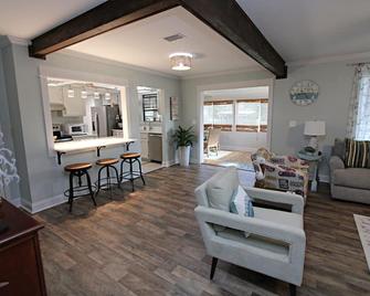 Come enjoy paradise with us and bring the family - Foley - Living room