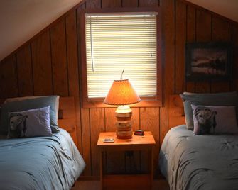 Otter Bay Cabina Beautifully Furnished Lakefront All Season Cabin - Presque Isle - Bedroom