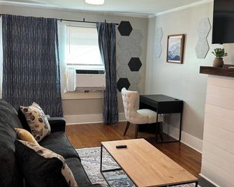 Charming 2-bedroom apartment near downtown - Kannapolis - Living room