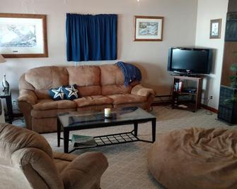 Locust Point Beach Cottage - Oak Harbor - Living room