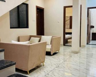 Hotel shree Gajanand palace - Ujjain - Living room