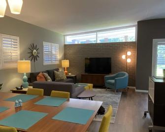 Mid-Century Chic in Old Orlando's College Park - Orlando - Sala de estar