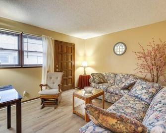 2 Mi to Kansas State Fairgrounds Cozy Apartment! - Hutchinson - Living room