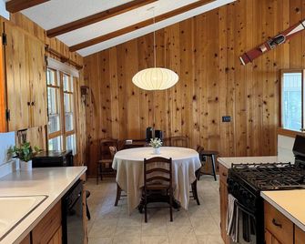 Cottage on N. Lake Leelanau, private, 175 feet of lakefront, near Leland & Dunes - Lake Leelanau - Dining room