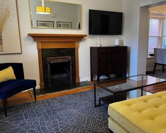 Unbeatable Location - Utilities included! - Denver - Wohnzimmer