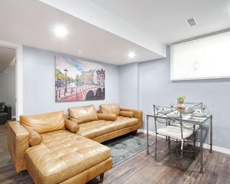 Deluxe Apartment - Brampton - Living room
