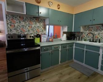 The Bright Cheery Happy House - Hastings - Küche