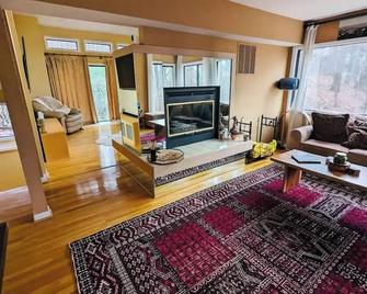 Suburban get-away in the forest with Swedish sauna - 20 Min Away From Baltimore - Reisterstown - Living room