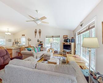 The Winkumpaugh Getaway - Ellsworth - Living room