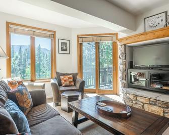 Mammoth Green #210 - Nearly Ski-in Ski-Out 2 Bedroom 2 Bath, Sleeps 6 on Golf Course - Mammoth Lakes - Living room