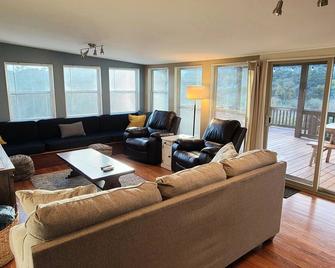 River Front-Waterfalls-Outdoor Fireplace-Wifi - Hunt - Living room