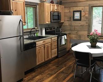 #1 Fall Creek Cabins 1 mile from Lake Norfork and Mtn. Home Ar. - Mountain Home - Кухня