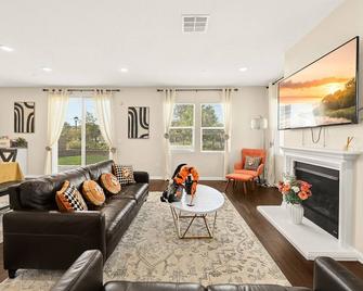 Sunny home - Ontario - Living room