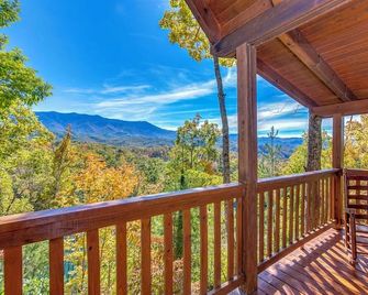 Game Room & Hot Tub! Black Bear Falls Resort Cabin - Gatlinburg - Balkong
