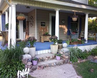 UPPER 3 rm. studio B&B steps from beach & farm markt/shop'g.; dogs ok w/fee. - Port Austin - Building