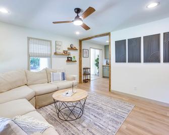 Pet-Friendly Alabama Retreat w/ Deck & Patio! - Moody - Living room