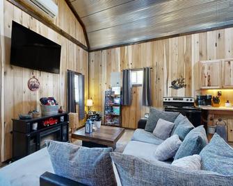 Fins N Fowl - Tiptonville - Living room