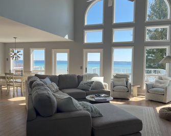 New! Direct Waterfront Grand Traverse Bay-Suttons Bay. Kayaks, Sandy - Suttons Bay - Sala de estar