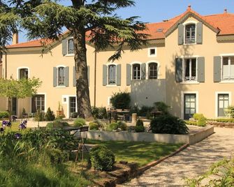 Charming house with swimming pool, sleeps 24 - Vernoux-en-Vivarais - Building