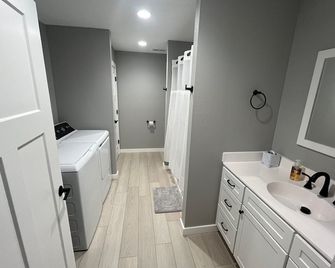 Rathbun Retreat w/ Golf Simulator - Centerville