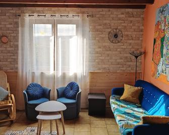 Gite Les Gouttes - Bessenay - Sala de estar
