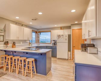 Three-Story Home has Ocean, River and Mountain Views Two Blocks from the Beach! - Pacific City - Cocina