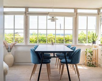 Beach house with private sauna and first class seaview! - Munkerup - Jadalnia