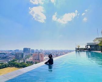 Kumu Warhol Residence Simpang Lima Semarang - Semarang - Pool