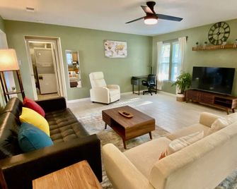 New Charming Private Oasis near Community Pool and Park in NW Austin - Cedar Park - Living room