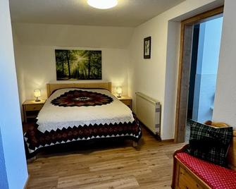 Spacious holiday suite with a fantastic view - Altaussee - Schlafzimmer
