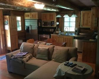 Log Home Near Glacier National Park - West Glacier - Cocina