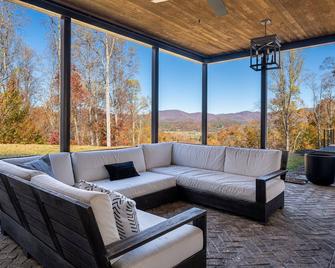 Wilkie 8br Luxury Mtn Villa with Spa - Fletcher - Вітальня