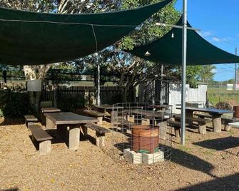 gundy pub & caravan park - Gundiah - Patio