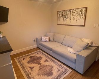 Adorable 2 bedroom place with private back patio - Clare - Living room