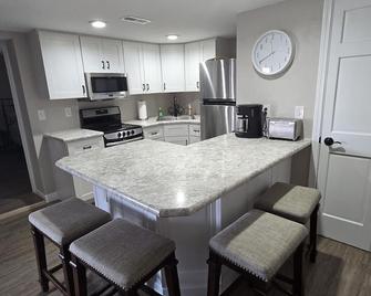 A clean luxury suite on a lakeside view with city amenities within 5 minutes. - Belleville - Kitchen