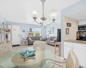 Walk to the Beach, Pier & Downtown Flagler Beach - Flagler Beach - Living room