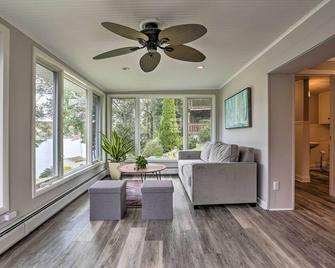 Lake Hopatcong Family Home w/ Boat Slip & Dock - Hopatcong - Living room
