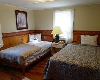 .3 Mile to Sea Street Beach on Nantucket Sound! - Dennis Port - Bedroom