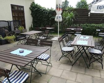 Airport Business Hotel Köln - Cologne - Patio