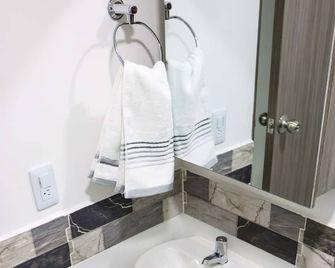 Apartaestudio moderno en Cali 1 - Cali - Bathroom