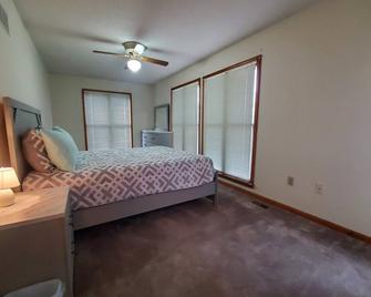 Comfy Newly Furnished Home - Warrensburg - Bedroom