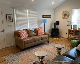 Ideal Contemporary, Walk to Town, Central AC, 100% Renewable Energy - Edgartown - Living room