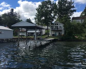 Waterfront Cottage with Dock & Boat Lift - Himrod - Edificio