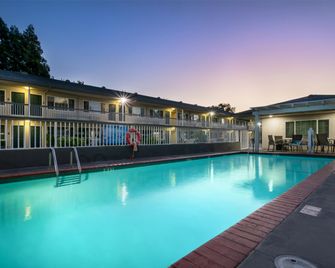 Best Western Town House Lodge - Modesto - Bazén