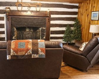 Go Back in Time: Historic Log Cabin Near New River Trail. Perfect Autumn Getaway - Max Meadows - Living room