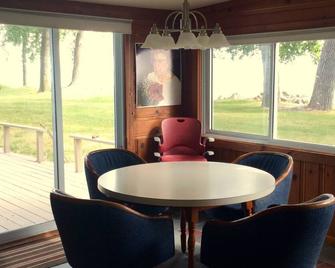 R-Runaway On the Lake - Pelee Island - Dining room