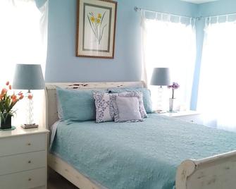 Cute 2-Bed 2- Bath Cottage in Kirkwood MO - Kirkwood - Bedroom