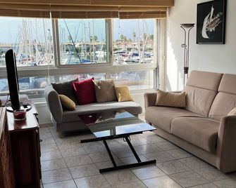 Appartement Traversant sur le Port Avec Plage à Proximité Parking Privatif - Le Cap d'Agde - Salon