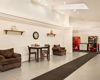 Travelodge by Wyndham Guernsey - Guernsey - Lobby