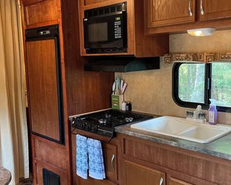 Private, relaxing country setting with modern comforts! Only 10 mins from town - Ozark - Kuchyň